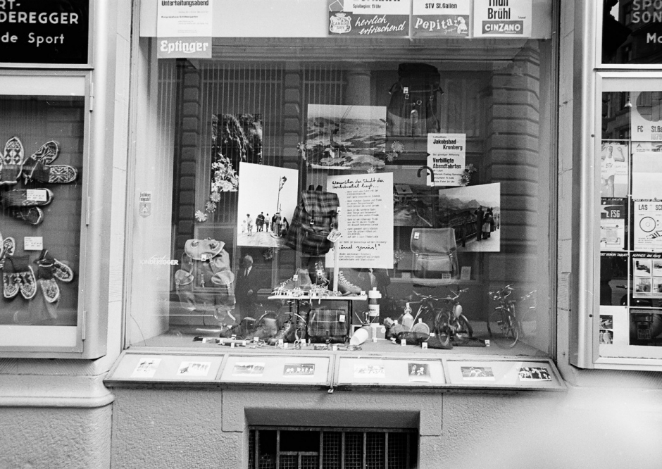 Schaufenster im Sportgesch&auml;ft Sonderegger & Ruckstuhl, das sich an der Ecke Multergasse-Neugasse befand.
